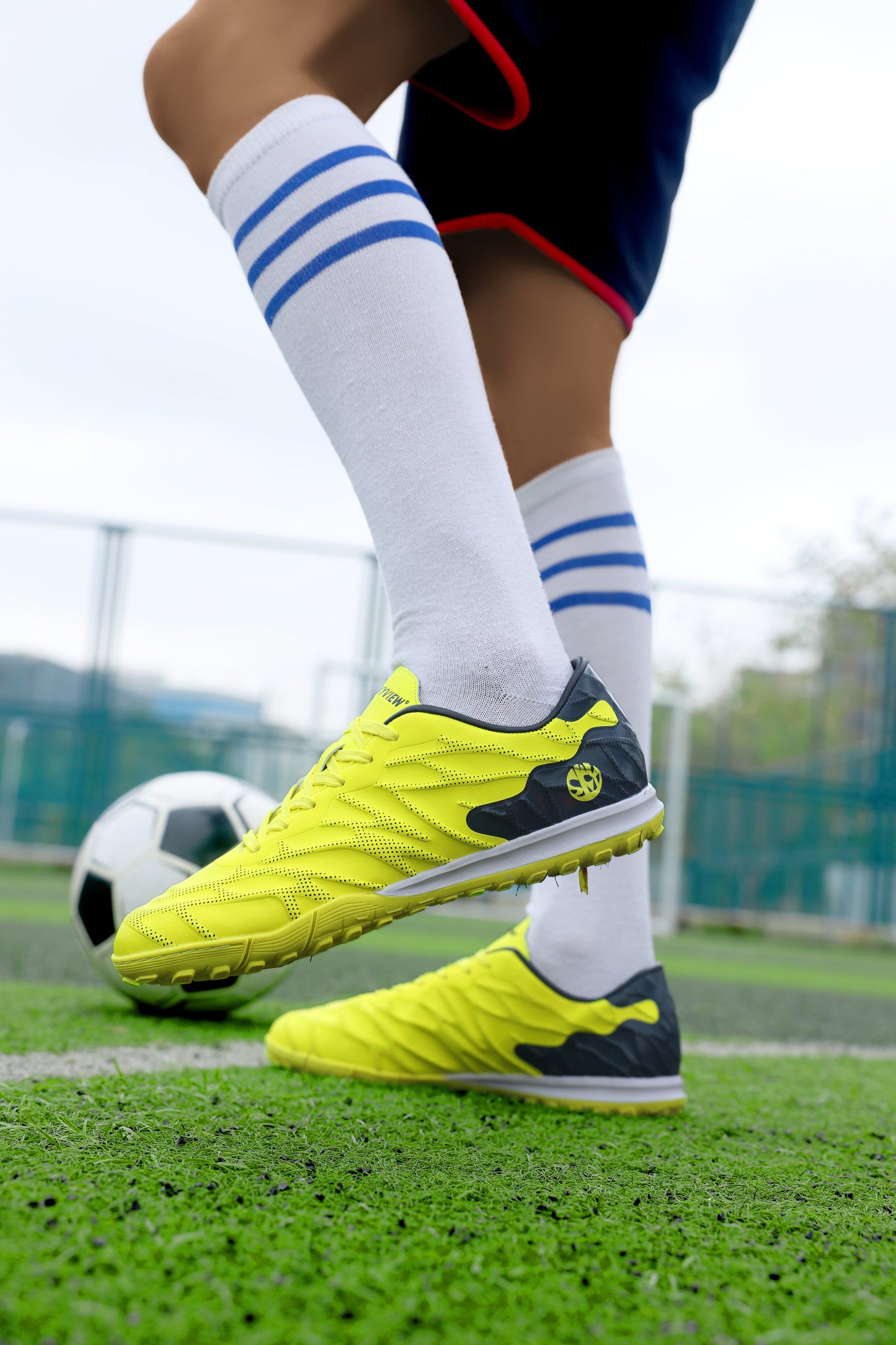 Juniors' PulseWeb Football Shoes