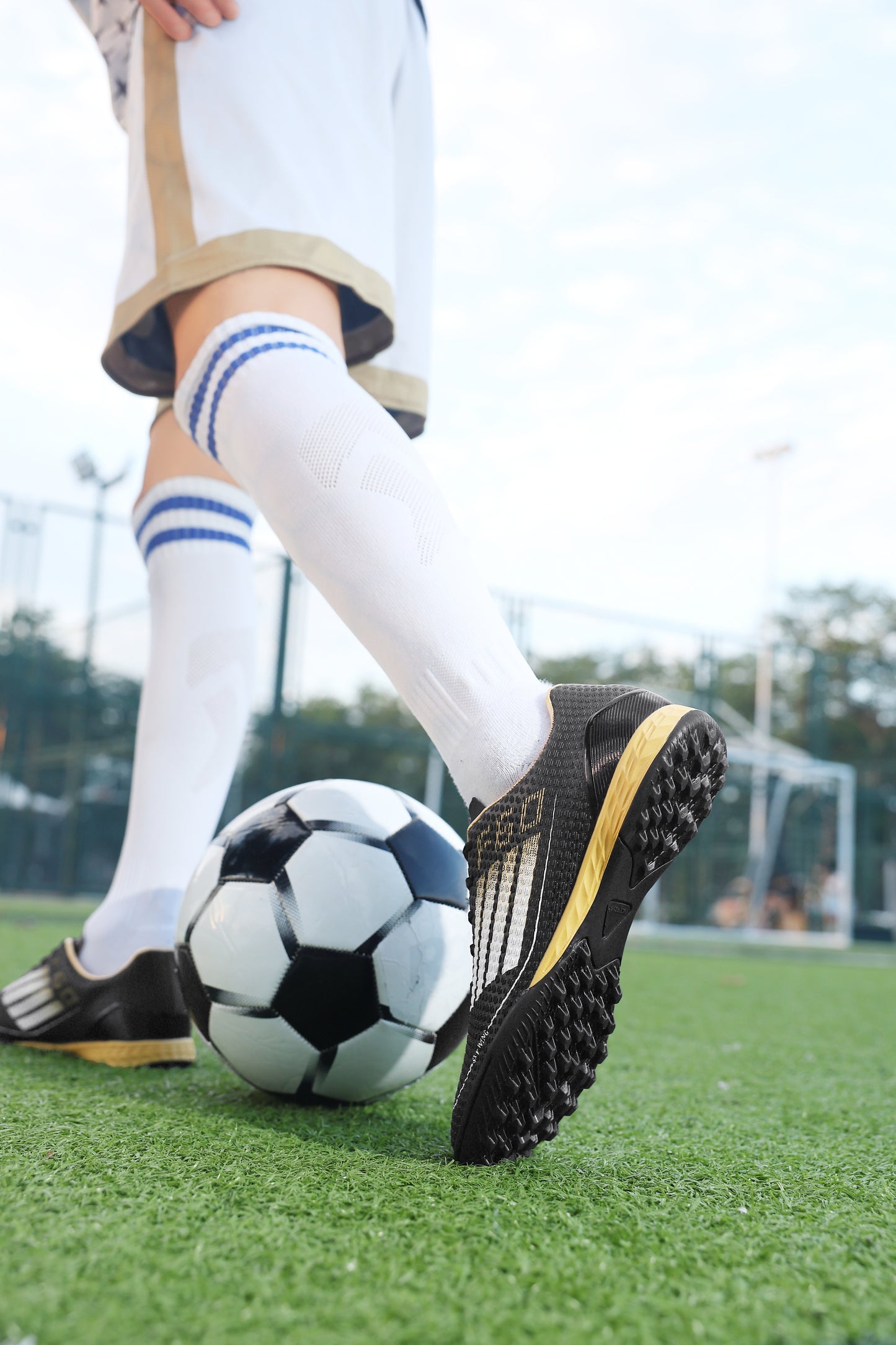 Juniors' SwiftWing Football Shoes