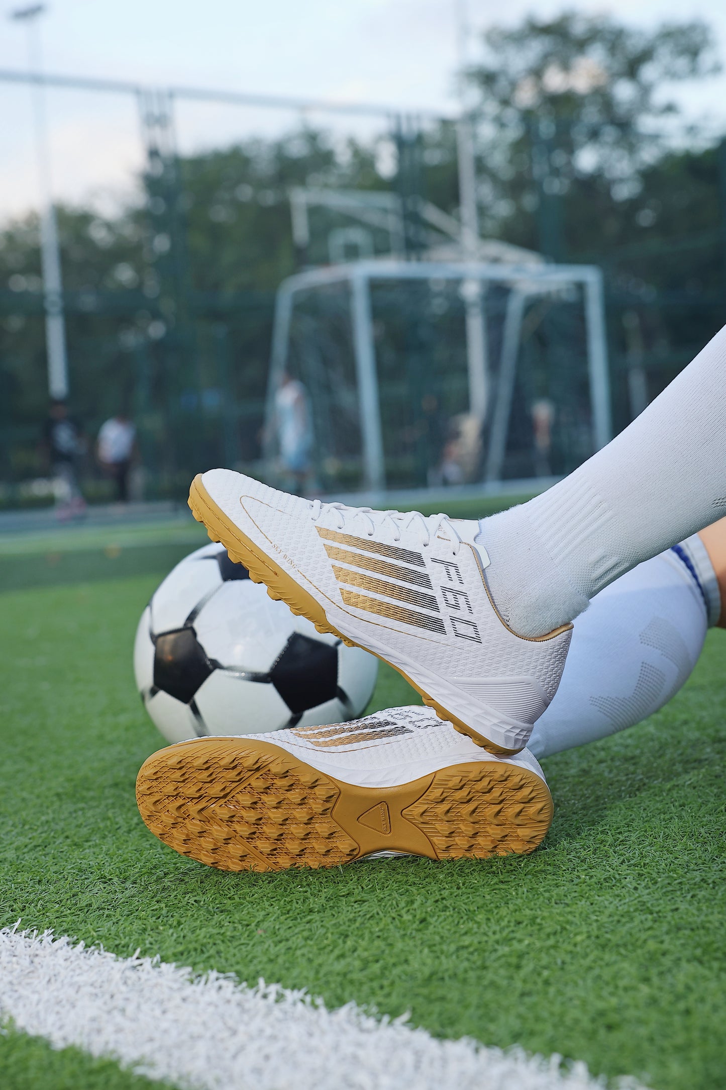 Juniors' SwiftWing Football Shoes